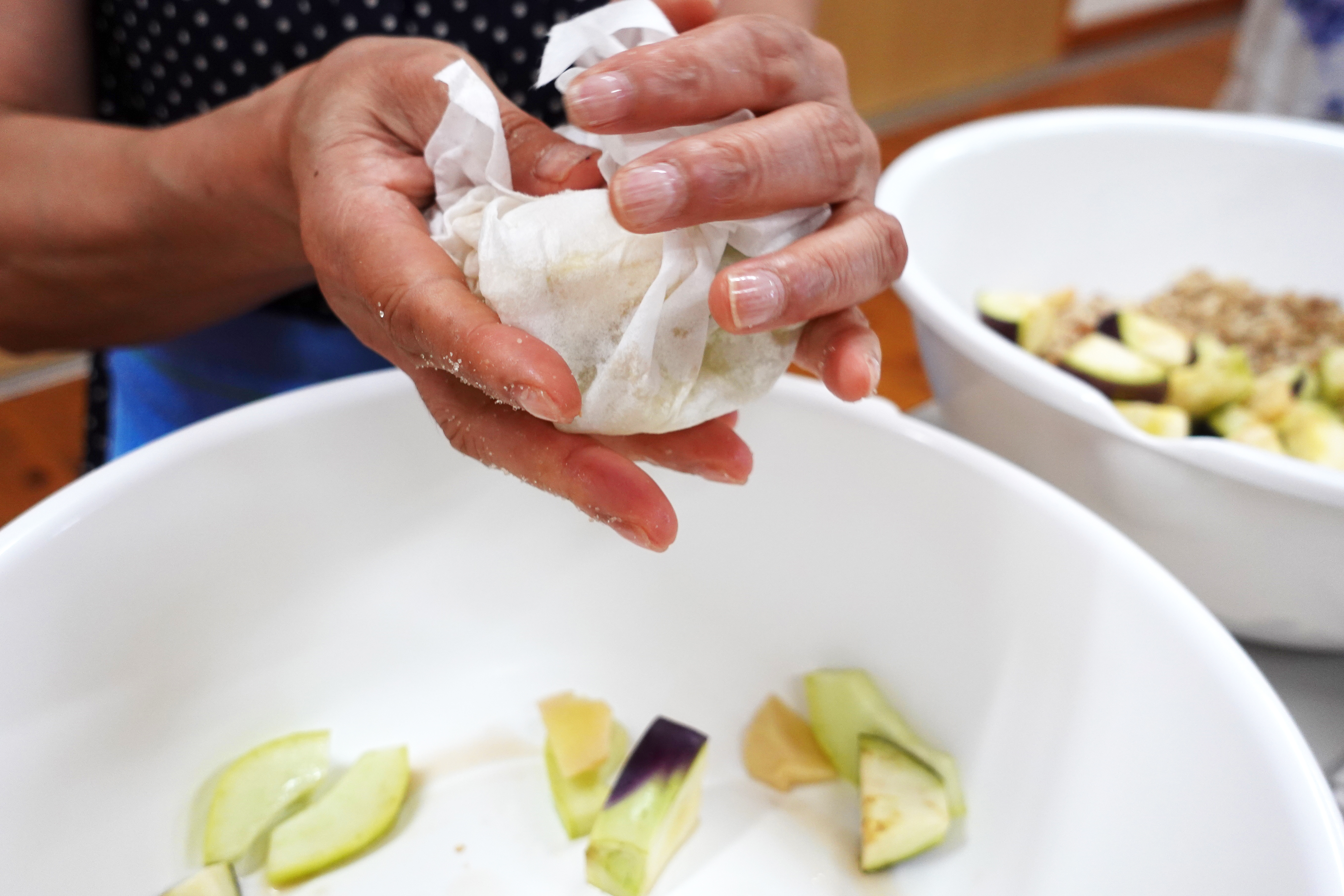 金山寺味噌　野菜搾る